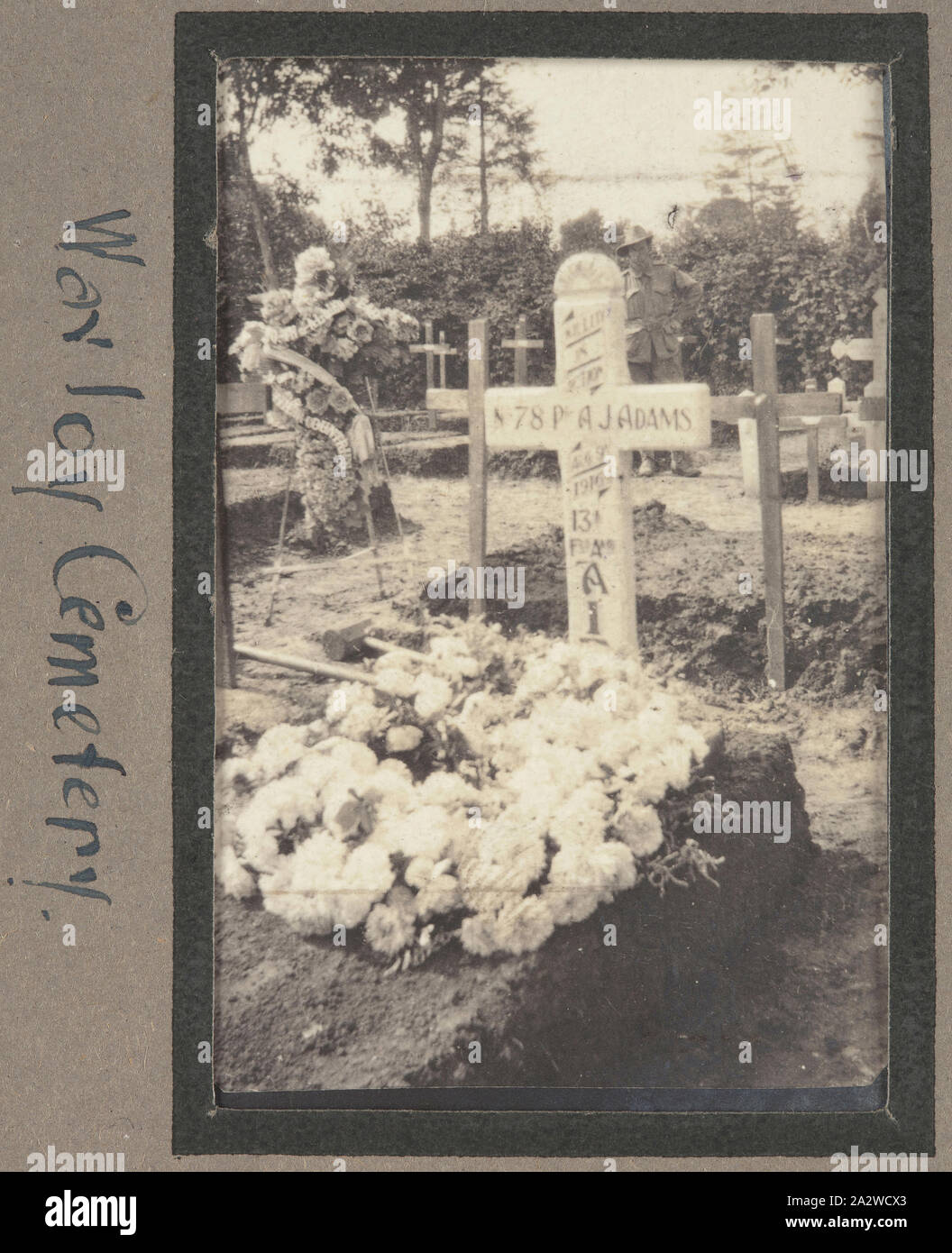 Photographie - 'Warloy', la France, le Sergent John Lord, la Première Guerre mondiale, 1916-1917, tirage photographique noir et blanc qui illustre le cimetière cimetière à Warloy-Baillon. Les combats de juillet à novembre 1916, sur le front nord de la somme représente la plupart des soldats enterrés dans le cimetière de Warloy-Baillon. Cette pierre tombale est privé d'Arthur James Adams. Adams s'est enrôlé dans l'armée australienne le 19 août 1914 à l'âge de 26 ans Banque D'Images