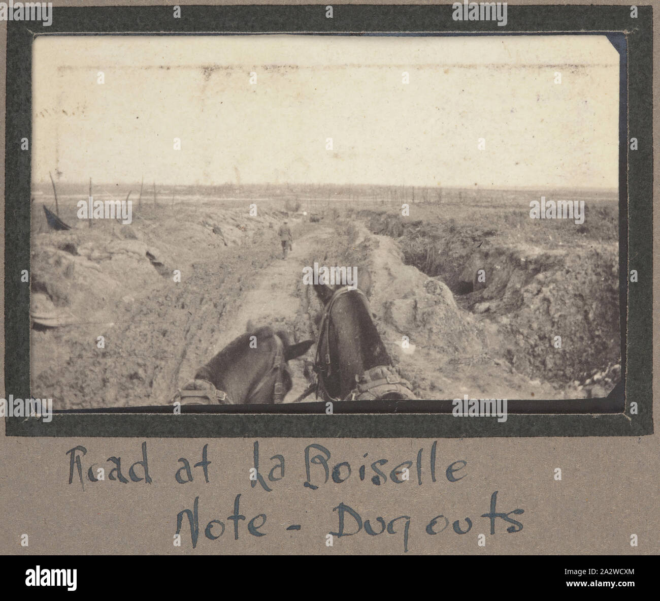 Photographie - 'La Boiselle', la France, le Sergent John Lord, la Première Guerre mondiale, 1916-1917, tirage photographique noir et blanc qui illustre les détruits en grande partie paysage entourant le village de La Boiselle. La Boiselle était en première ligne lors de la bataille de la Somme a débuté le 1er juillet 1916, et après de durs combats, est venu pour être dans les mains des Alliés par le 4e de juillet. Il a été à proximité La Boiselle le matin du 1er juillet 1916 que les Britanniques ont fait exploser un certain nombre de mines sous Banque D'Images