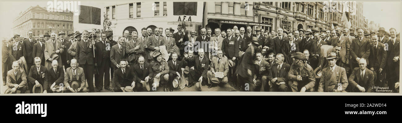 Photographie - 45e bataillon, les marcheurs de l'Anzac Day, Melbourne, vers 1930, photographie panoramique, noir et blanc, des marcheurs de l'Anzac Day, probablement prises dans les années 1930. Les hommes dépeints sont des anciens combattants du 45e Bataillon Banque D'Images