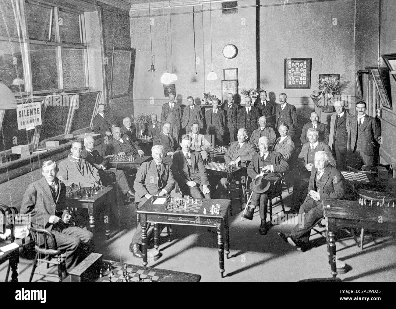 Négatif - partie d'échecs entre Ballarat & Clubs d'échecs de Geelong, Mechanics Institute, Ballarat, Victoria, 23 avril 1925, une partie d'échecs entre Ballarat et Geelong Chess Clubs au Mechanics Institute de Ballarat Banque D'Images