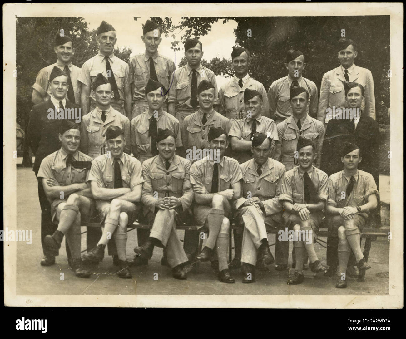 Photographie - Le personnel de la RAAF, bâtiment d'exposition, Carlton, 1941, photographie en noir et blanc d'un groupe de membres du personnel de la Royal Australian Air Force au bâtiment d'exposition, prise par le donateur, Malcolm McLeod, tandis qu'un électricien stationnés à la bâtiment d'exposition en 1941 et participant à la Melbourne Technical College. L'occupation de guerre officielle de l'exposition a commencé en octobre 1940, lors de la RAAF le bâtiment réquisitionné officiellement Banque D'Images