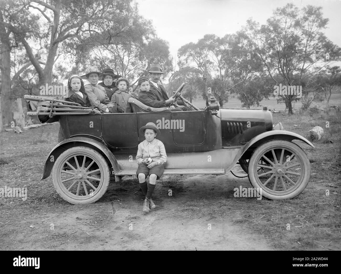 Un groupe de grande famille entassés dans une voiture près de Melbourne 1910 Banque D'Images