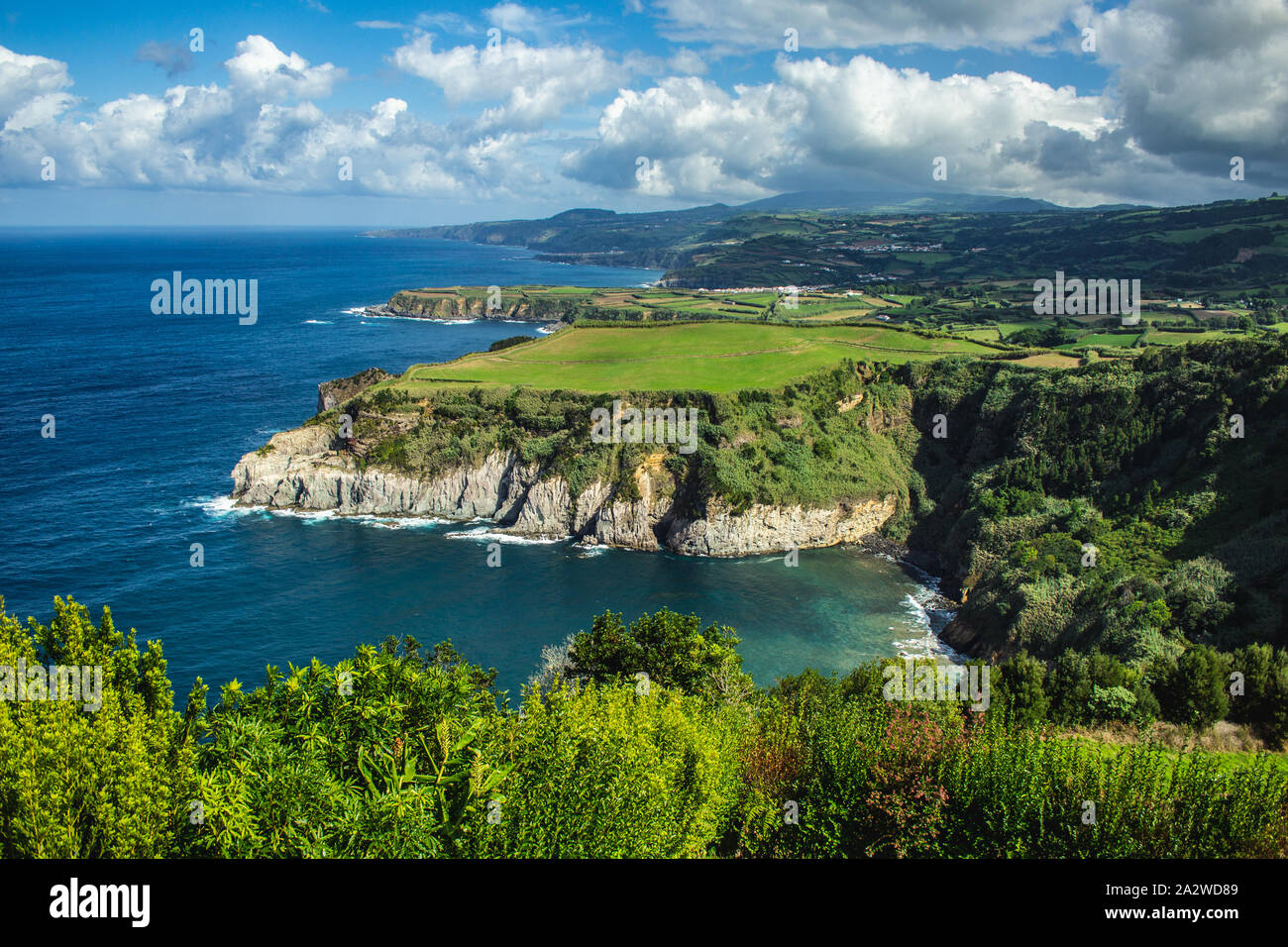 Vue à couper le souffle de la côte de Santa Iria de vue sur l'île de Sao Miguel, Açores, Portugal Banque D'Images
