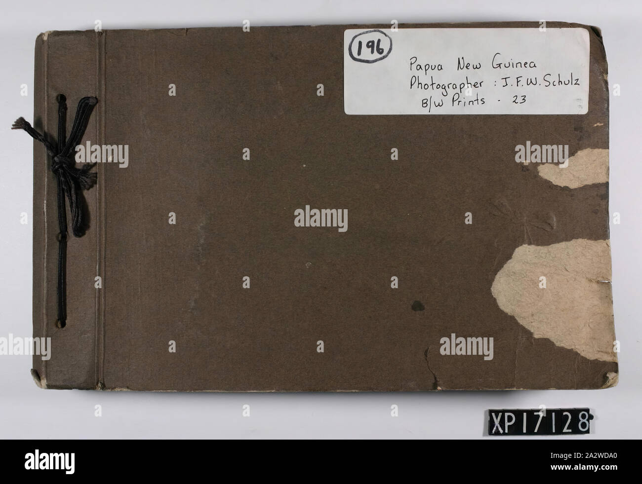 Album, Finschhafen, Morobe Province, la Papouasie-Nouvelle-Guinée, 1921 - 1922, l'Album contient des photos relatives à une mission luthérienne à Finschhafen, puis dans le territoire sous mandat de la Nouvelle Guinée. Inscription sur l'étiquette adhésive sur la couverture : '196 (encerclé) Papouasie-Nouvelle-Guinée. Photographe : J. F. W. Schulz. B/W Imprime : 23'. Feuille dactylographiée à l'intérieur de la couverture de l'album, "a présenté à Son Excellence l'administrateur général de la sagesse à l'occasion de sa visite à l'Église luthérienne Banque D'Images
