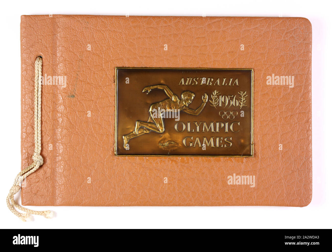Album - Jeux Olympiques, Melbourne, 1956, album réalisé en souvenir de les Jeux Olympiques de 1956 qui ont eu lieu à Melbourne, Australie. L'album non utilisé a une plaque métallique fixé sur le capot qui dispose d'une image d'un sprinter, les anneaux olympiques et la date. Le xvie Olympiade (les Jeux Olympiques) hébergé par Melbourne en 1956, est considéré comme un événement décisif dans l'histoire de la ville ; il a contribué à créer le 'modern Banque D'Images