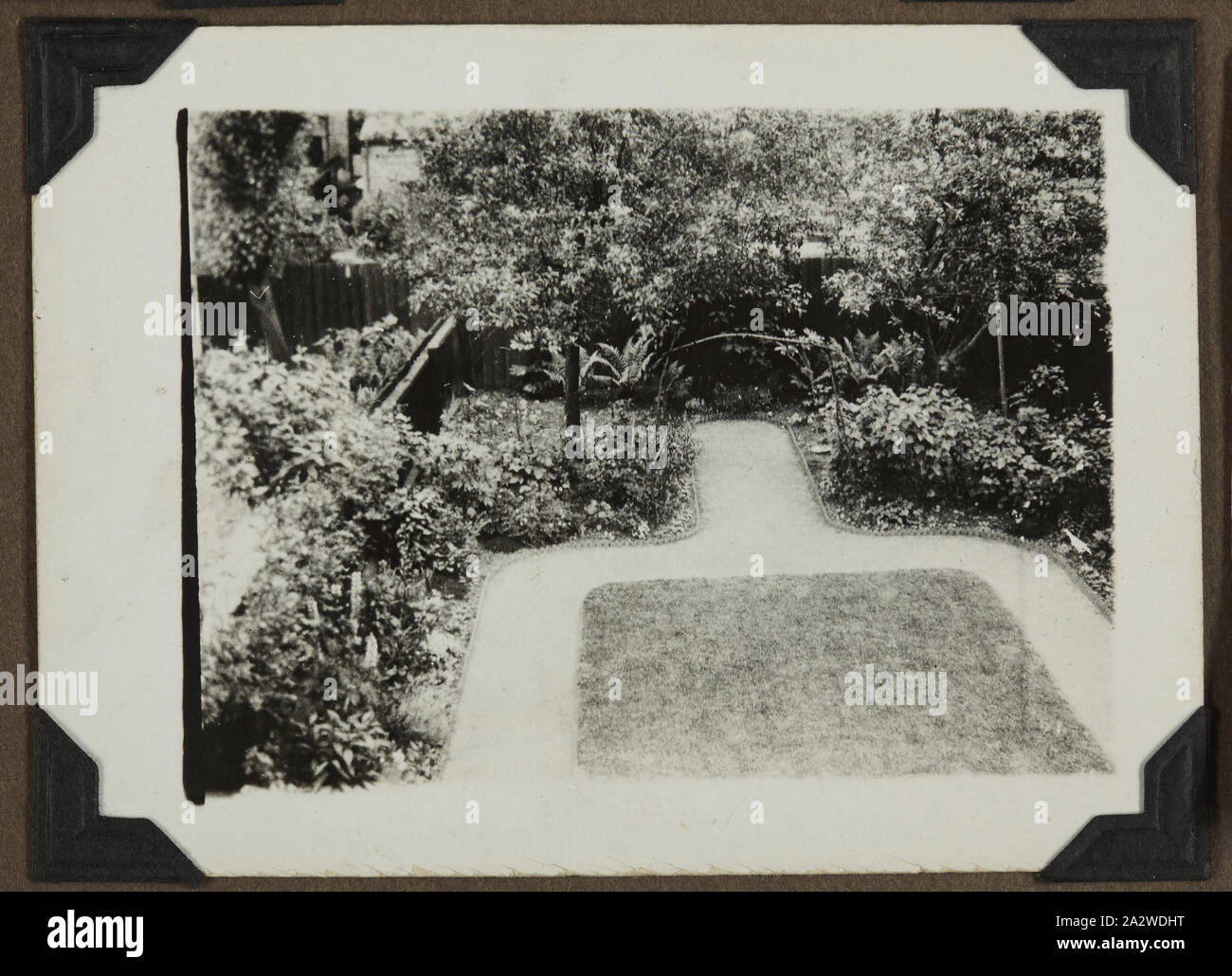 Photographie - 'Andy's Garden', en Angleterre, vers 1928, l'un des quatre-vingt trois images d'un album de photos portées à l'Australie par Archibald Gordon Maclaurin lorsqu'il a émigré en 1928. Il comprend des photos de sa pré-migration voyages en France, ainsi que des photos il a ajouté une fois en Australie, y compris des photos envoyé par famille en Angleterre, et des images de son trajet de migration Banque D'Images