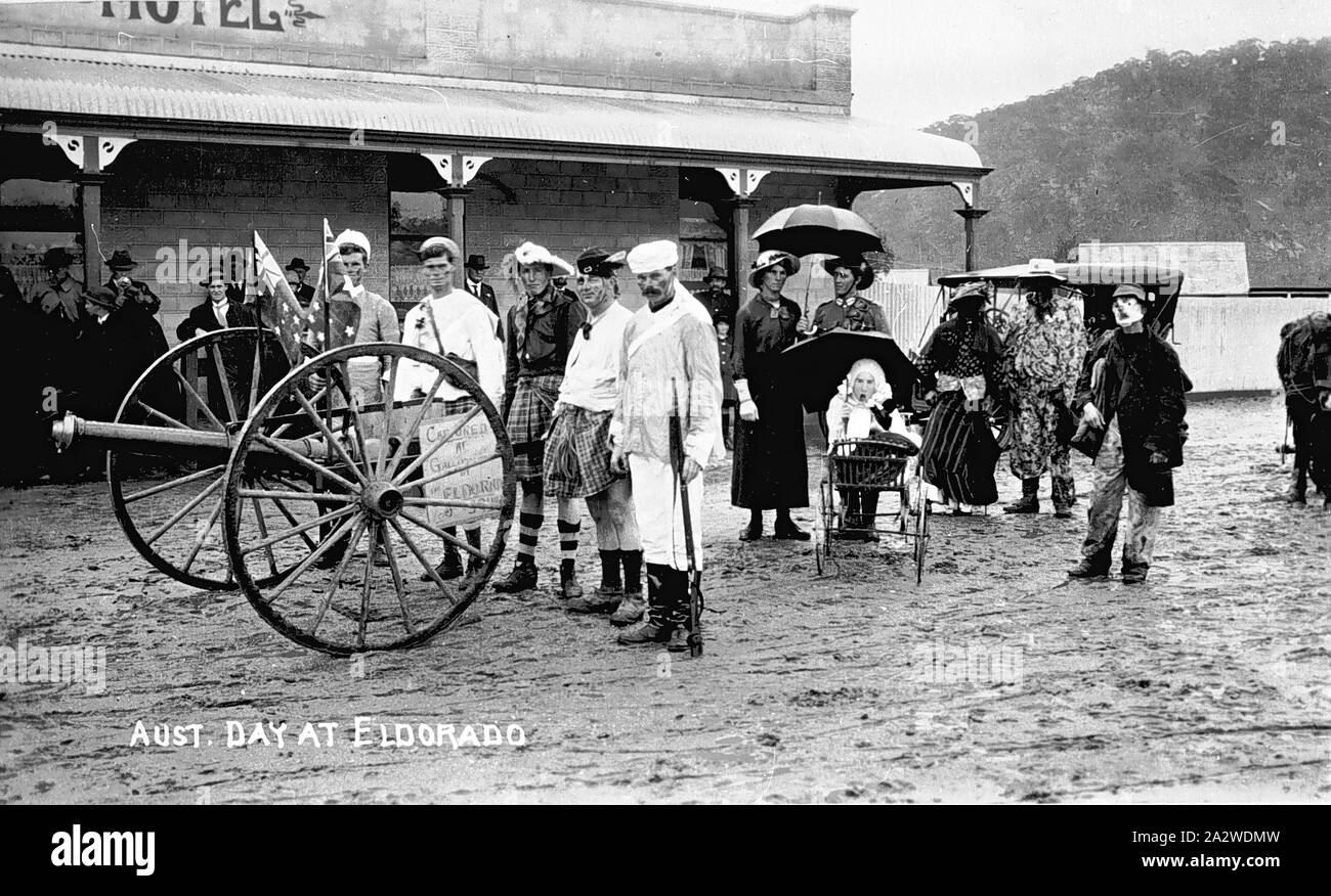 Eldorado - Négatif, Victoria, janvier 1915, un groupe d'hommes déguisés pour un défilé de jour de l'Australie. Les hommes debout derrière un canon de campagne alors que les femmes et les enfants regarder Banque D'Images