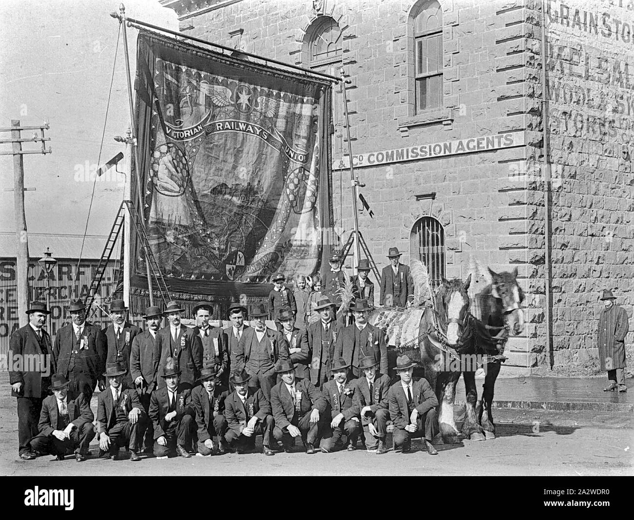 - Négatif de la Direction générale des chemins de fer de Ballarat Victoria Union, Ballarat, Victoria, 1913, les membres de la direction générale de l'époque Victorienne Ballarat Union Chemins monté sur huit heures par jour en 1913. Ils sont situés à côté du grain store et agent de la commission sur la rue Mair à Ballarat. L'image a été prise par Eden Studios à Ballarat. La journée de huit heures à une réserve commémoré mars mars s'est tenue le 21 avril 1856 par les maçons de l'époque victorienne et d'autres membres des métiers de la construction Banque D'Images