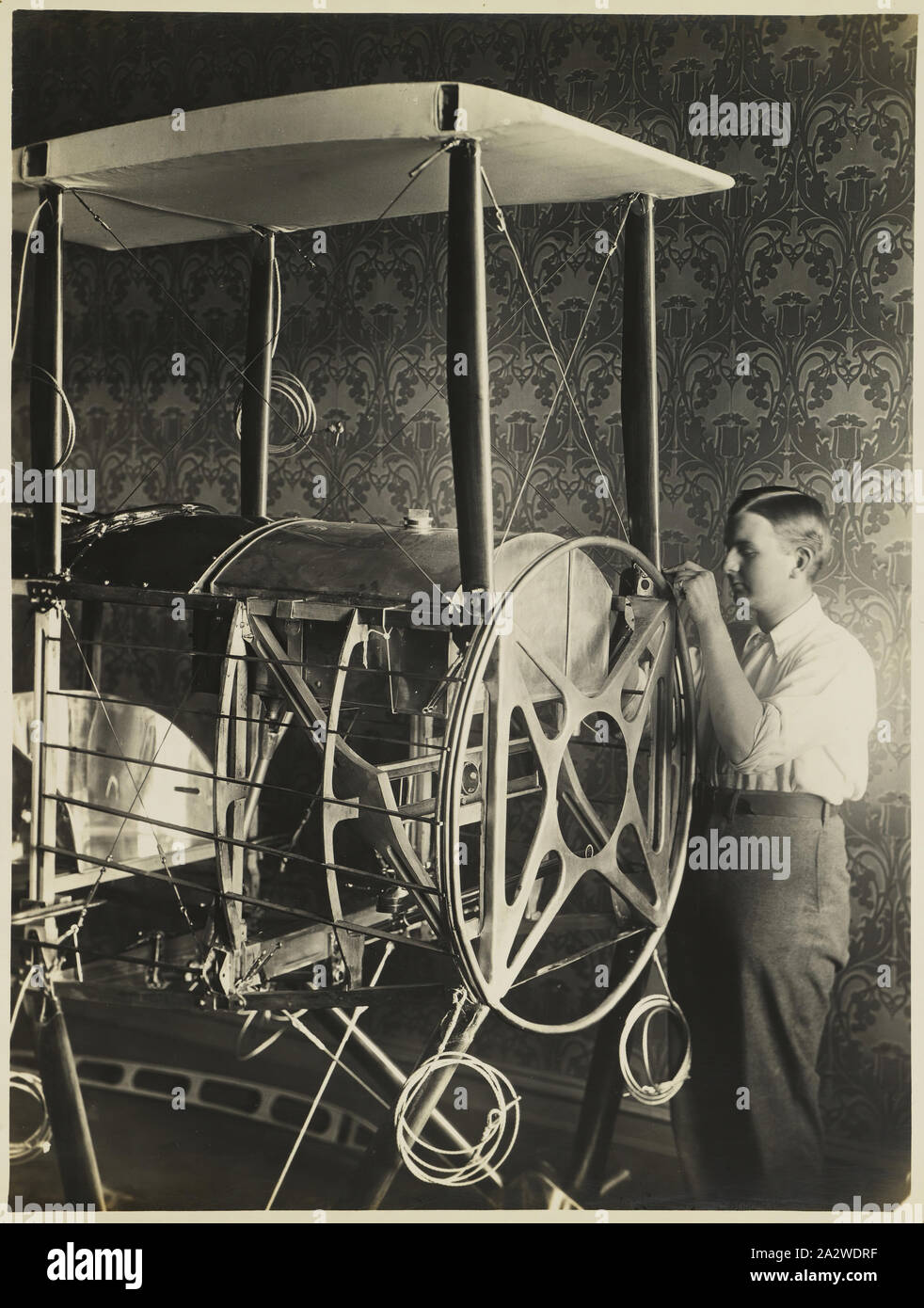 Photographie - Basil Watson Mise en place du moteur Cadre de montage de son biplan construit partiellement dans la maison familiale, Elsternwick, Victoria, 1916, partie d'un album de photographies commémoratives produites par les studios de Sears, Melbourne, documentant le travail de basilic dans la construction d'un biplan Watson chez lui, 'Foilacleugh' dans Elsternwick, Victoria, au cours de 1916, et la suite de son accident mortel au large de Point Cook le 28 mars 1917. Le biplan était basé sur la conception du Sopwith Pup Banque D'Images