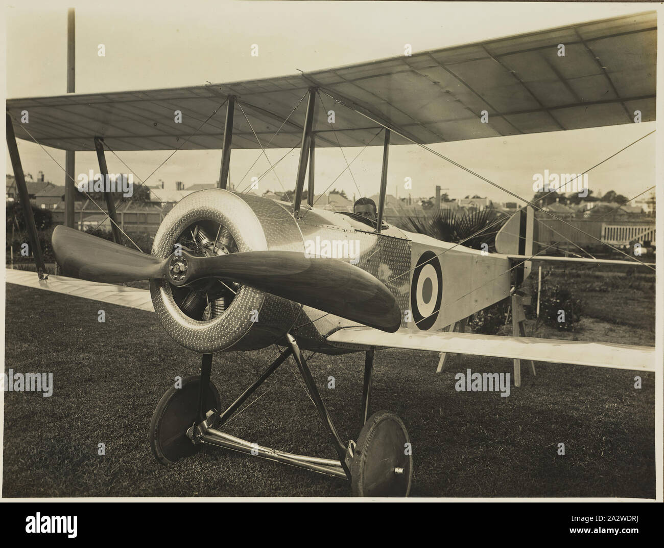 Photographie - Basil Watson assis dans son biplan complété à l'extérieur de la maison familiale, 'Foilacleugh', Elsternwick, Victoria, 1916, partie d'un album de photographies commémoratives produites par les studios de Sears, Melbourne, documentant le travail de basilic dans la construction d'un biplan Watson chez lui, 'Foilacleugh' dans Elsternwick, Victoria, au cours de 1916, et la suite de son accident mortel au large de Point Cook le 28 mars 1917. Le biplan était basé sur la conception du Sopwith Pup Banque D'Images