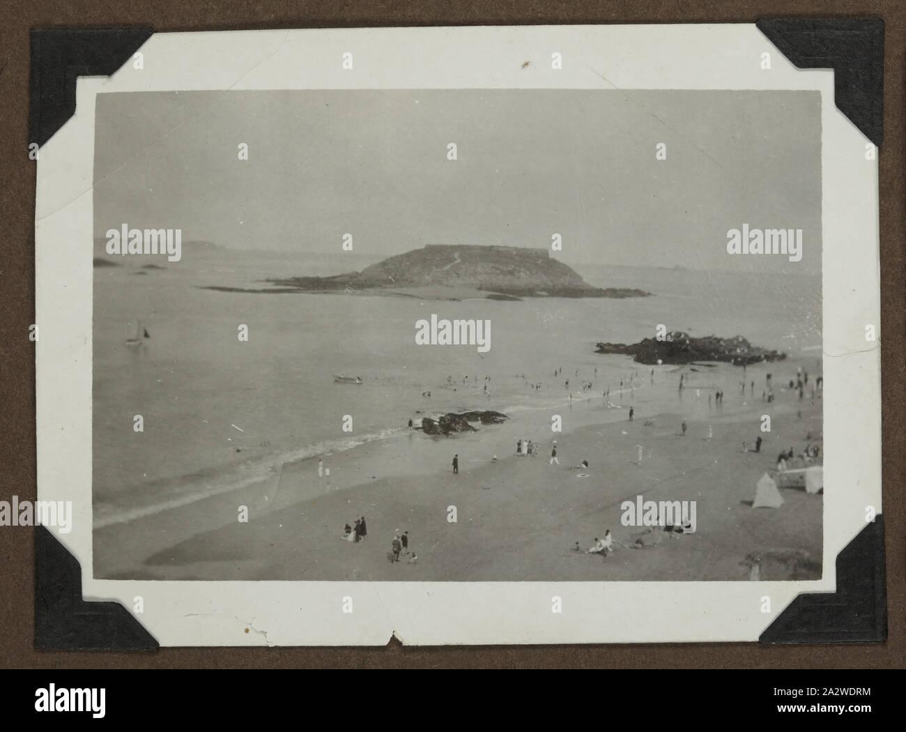 Photographie - Scène de plage avec en arrière-plan de l'Île, France, vers 1927, l'un des quatre-vingt trois images d'un album de photos portées à l'Australie par Archibald Gordon Maclaurin lorsqu'il a émigré en 1928. Il comprend des photos de sa pré-migration voyages en France, ainsi que des photos il a ajouté une fois en Australie, y compris des photos envoyé par famille en Angleterre, et des images de son trajet de migration Banque D'Images