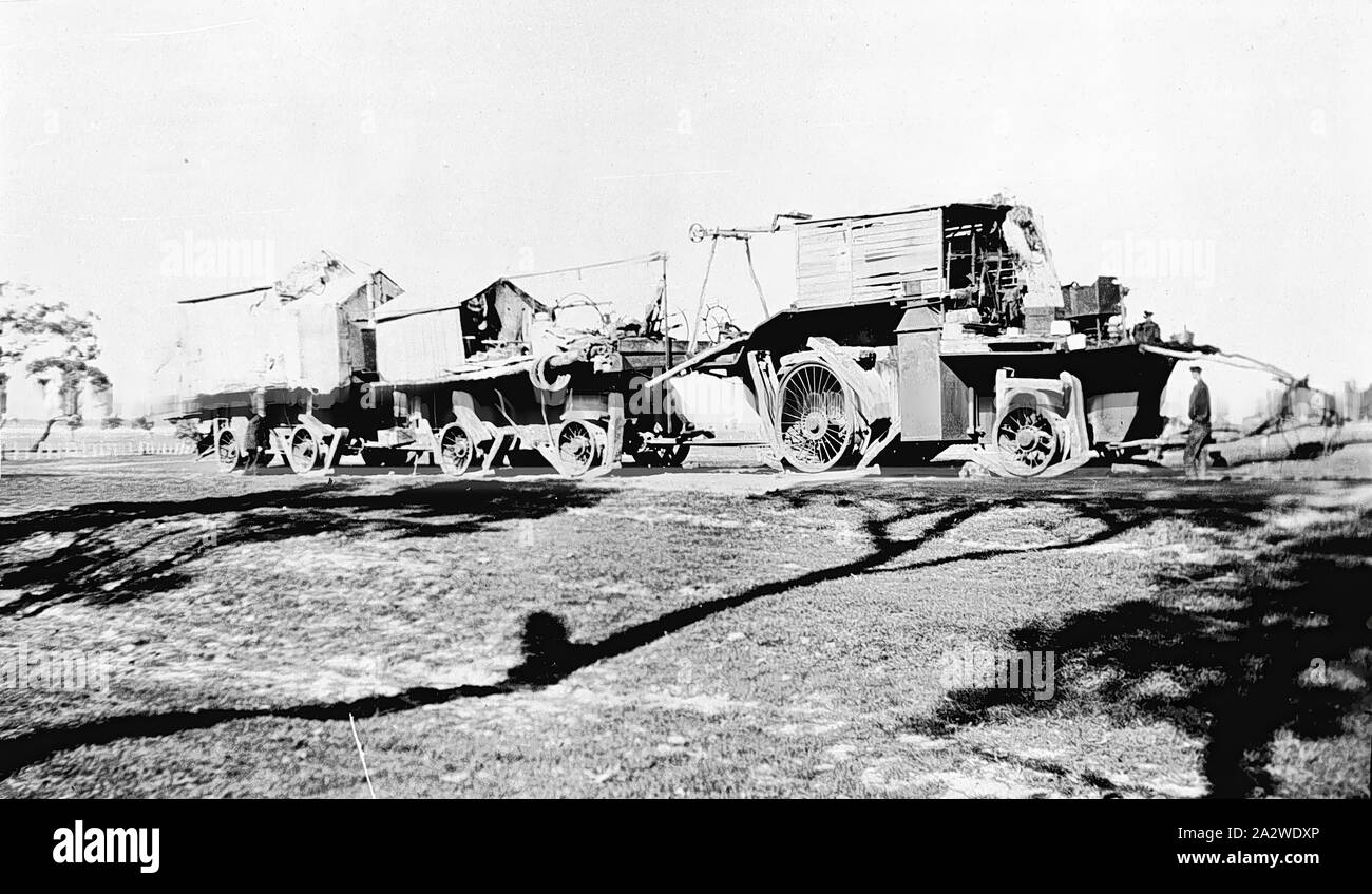 - Négatif Nhill, Victoria, 1930, 'Big Lizzie' : le plus grand tracteur fabriqué en Australie avant la Seconde Guerre mondiale, avec un hp 60 8 tonne, 215 tr/min moteur monocylindre huile Blackstone. L'unité du tracteur : 34 pi x 11 pi de long, pesant 45 tonnes et capable de transporter une charge utile 10, 750 gallons d'eau de refroidissement Banque D'Images