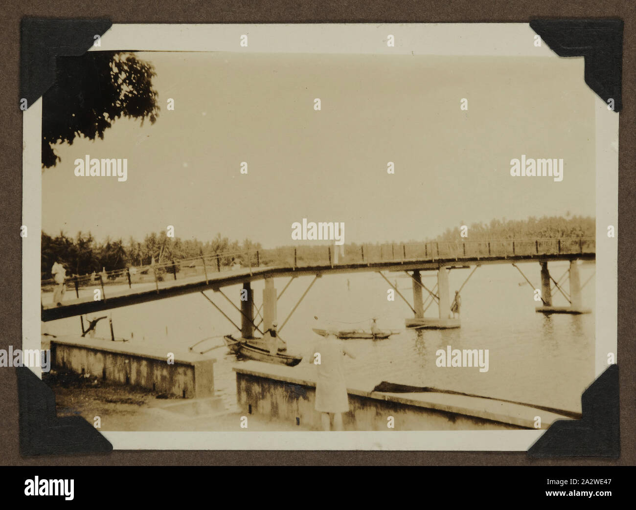 Photographie - Pont sur la rivière, Ceylan, 1928, l'un des quatre-vingt trois images d'un album de photos portées à l'Australie par Archibald Gordon Maclaurin lorsqu'il a émigré en 1928. Il comprend des photos de sa pré-migration voyages en France, ainsi que des photos il a ajouté une fois en Australie, y compris des photos envoyé par famille en Angleterre, et la migration des images de son voyage. Le paysage et les personnes représentées sur la photographie suggérer cette image a été Banque D'Images