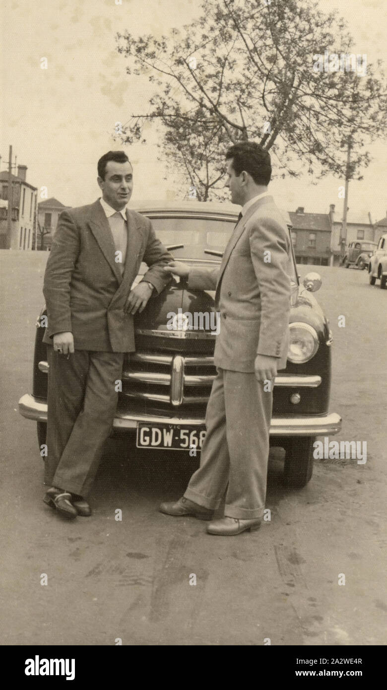 Photographie numérique - Bruno & Ugo Ceresoli avec première bande Mokambo Voiture, Carlton, 1953, photographie numérique de Bruno Ceresoli [gauche] et son frère Ugo Ceresoli en photo aux côtés d'Ugo's automobile Vauxhall Velox à Palmerston Street Carlton où ils le logement loué. Elle fait partie d'une collection de plus de 50 pièces qui comprend un bouton accordéon, sept pupitres à musique, d'affiches, de coupures et de photographies numériques. Ugo Ceresoli (1927-1996) émigré d'Italie à l'Australie Banque D'Images