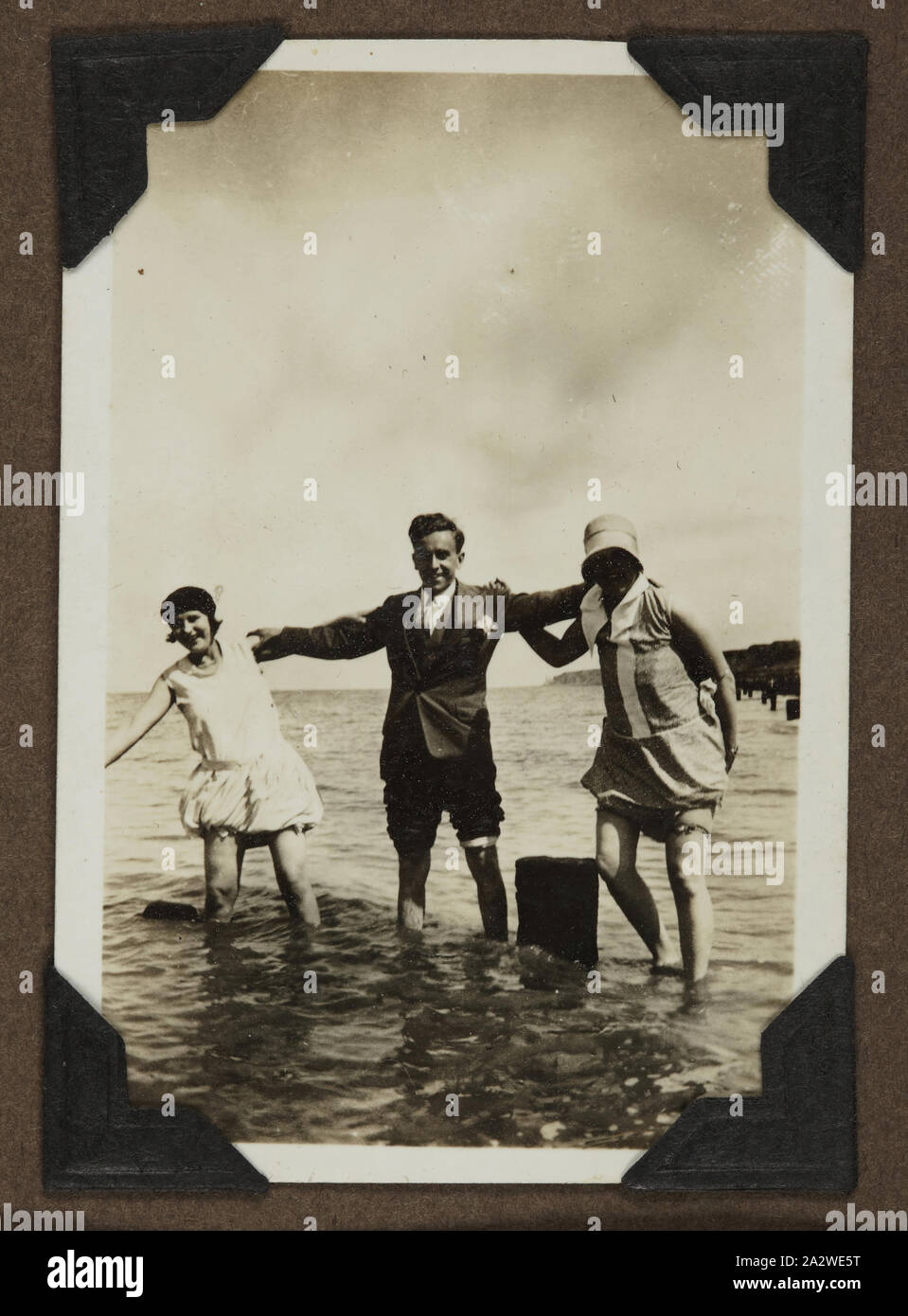 Photographie - C, Andy & M à la plage, Herne Bay, Kent, Angleterre, 11 août 1929, l'un des quatre-vingt trois images d'un album de photos portées à l'Australie par Archibald Gordon Maclaurin lorsqu'il a émigré en 1928. Il comprend des photos de sa pré-migration voyages en France, ainsi que des photos il a ajouté une fois en Australie, y compris des photos envoyé par famille en Angleterre, et des images de son trajet de migration Banque D'Images