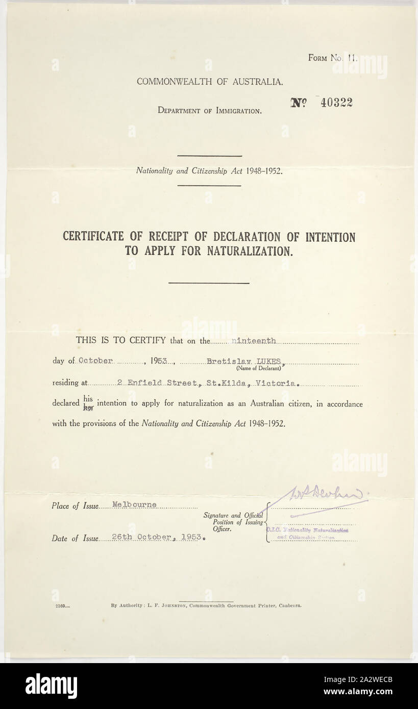 Certificat - Récépissé de déclaration d'intention de présenter une demande de naturalisation, délivrée à Břetislav Lukes, Ministère de l'Immigration, 26 Oct 1953, Certificat de réception de la déclaration d'intention de présenter une demande de naturalisation, délivré par le ministère de l'Immigration à Břetislav Lukes le 26 octobre 1953. Né le 12 janvier 1922 à Busset en Tchécoslovaquie, Břetislav formés comme un électricien tandis que dans une organisation internationale pour les réfugiés du camp. Il a émigré en Australie sur le Goya en 1950 et a été envoyé à Bonegilla. Son emploi est obligatoire Banque D'Images