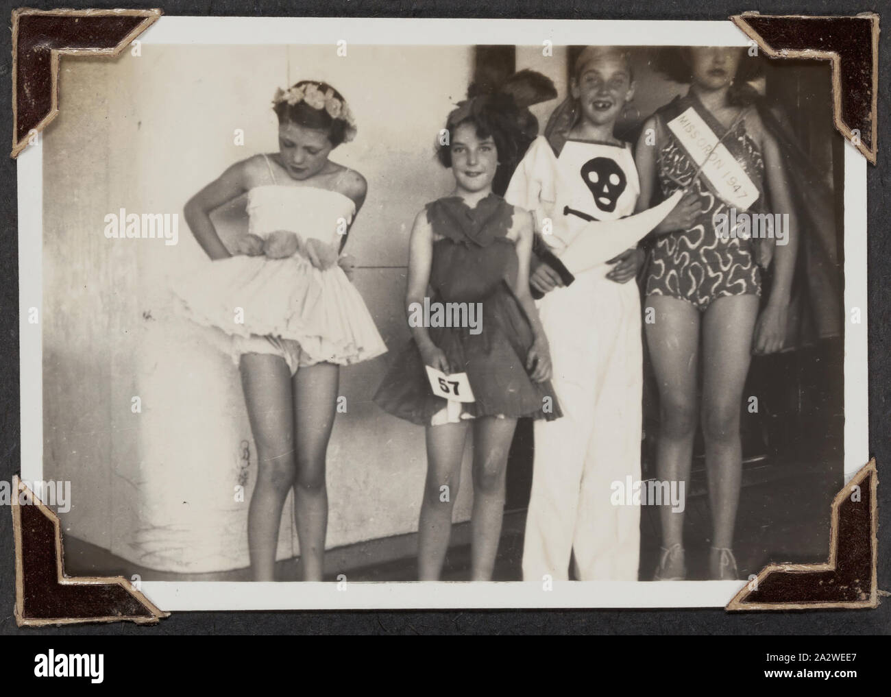 Photographie - Children's Fancy Dress Party, Voyage, migrants de la famille Palmer RMS Orion, de l'Océan Indien, mars 1947, photographie en noir et blanc intitulé "Children's Fancy Dress Party', il montre le Palmer et Godfrey enfants déguisés sur le RMS Orion, prises mars 1947. Elle fait partie d'un album photo relié en cuir créé par George Palmer durant son voyage de migrants l'Angleterre à l'Australie sur le RMS Orion en 1947. George émigré en Australie avec sa femme Rita et leurs deux filles, Shirley et Lesley Banque D'Images