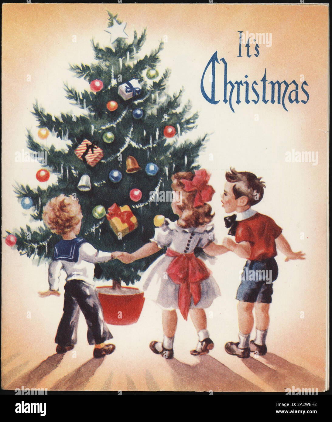 Carte de Noël - Tantine Guss, à maman, papa, Granma, Lester et vous-même, c'est Noël, vers 1950, Carte de Noël faite par Photogravures, vers 1950. Il dispose d'un arbre de Noël avec des enfants debout autour d'elle. L'un d'une série de cartes recueillies par Mme Peg Harris qui a vécu à Tollerton, Rue Templeton, Avoca. La carte est de Tantine Guss à maman, papa, Granma, Lester et vous-même. Margaret 'Peg' Preston Harris (née Brereton) a grandi à 'Tollerton' avec sa mère Sara Brereton (née Banque D'Images