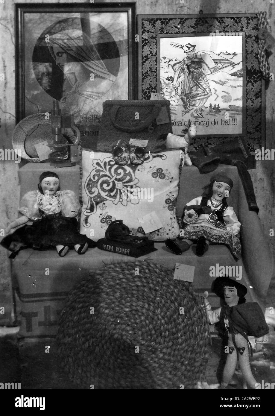 Photographie numérique - Affichage d'Artisanat, Camp de personnes déplacées, Salzgitter, Allemagne, 1946, photographie en noir et blanc d'un groupe d'artisanat sur l'affichage à un camp de personnes déplacées dans la région de Salzgitter en Allemagne, en 1946. C'est l'un d'une collection de 24 photographies prises par les membres du personnel de l'anglais Guide International Service (SIG), partie 107 de l'équipe de l'opération combinée des 112 militaires du Gouvernement, l'UNRRA [United Nations Relief and Rehabilitation Administration Banque D'Images