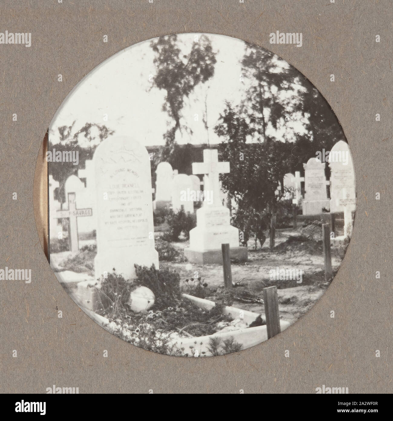 Image numérique - La Première Guerre mondiale, cimetière, l'Égypte, 1915-1917, d'une image numérique d'une photographie d'un album compilé par Soeur Selina Lily (LIL) Mackenzie, documentant la vie comme une infirmière australienne pendant la Première Guerre mondiale. Lil soigné au 1er Hôpital général australien (AGH) d'octobre 1915 à janvier 1917. La 1ère AGH était situé dans l'Héliopolis Palace Hotel sur l'extrémité nord-est du Caire Banque D'Images