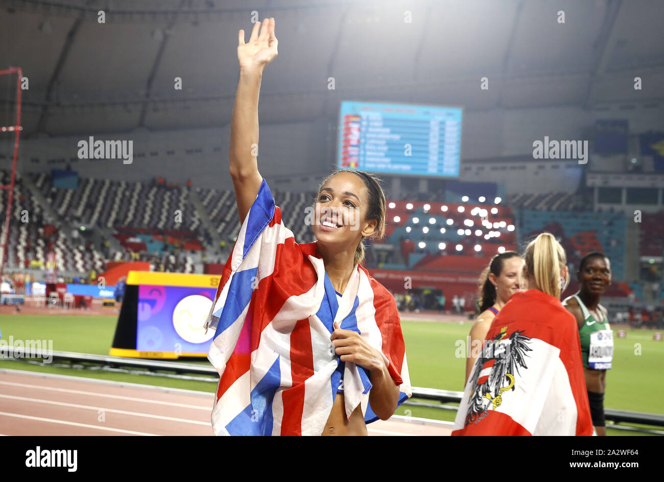 La Grande Bretagne Johnson-Thompson Katarina célèbre remportant la médaille d'or en heptathlon après avoir remporté le 800m au jour 7 des Championnats du monde IAAF au Khalifa International Stadium, Doha, Qatar. Banque D'Images