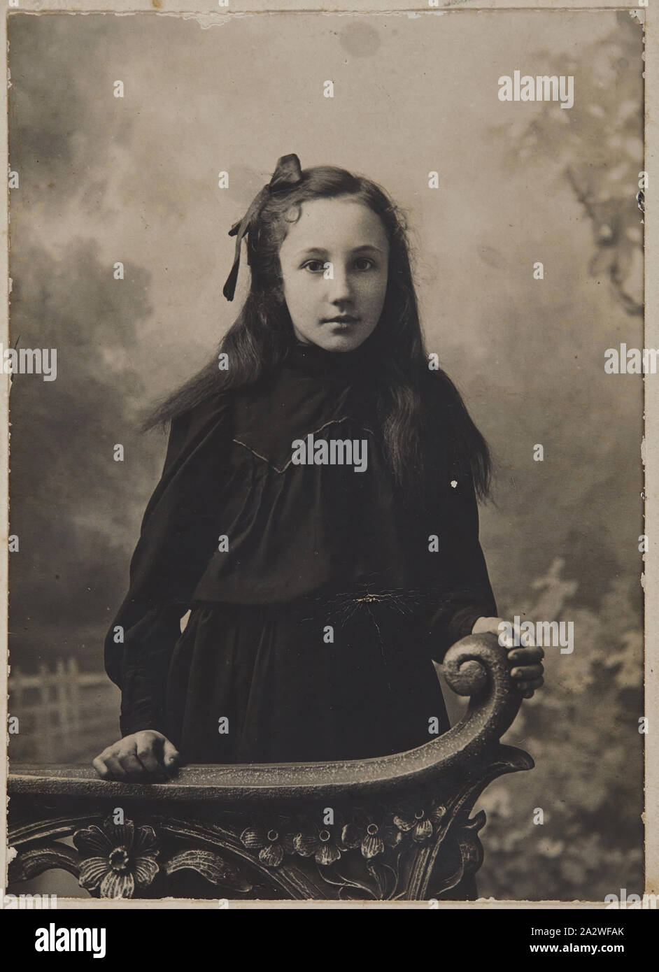 Image numérique - Elizabeth (Bessie) Honneur Lee (née Lawrey), Kinglake, vers 1905, copie numérique de photographie originale d'Elizabeth (Bessie) Honneur Lee (née Lawrey), Kinglake, vers 1905. Cela fait partie d'une collection de photographies de famille qui se rapportent à la "Uplands homestead. L'Lawrey famille ont été les premiers colons dans la région de Kinglake et vécu dans "l'Uplands homestead de la fin des années 1890 à 1950. La cheminée de 'l'Uplands fait partie de l'époque victorienne de Brousse Banque D'Images