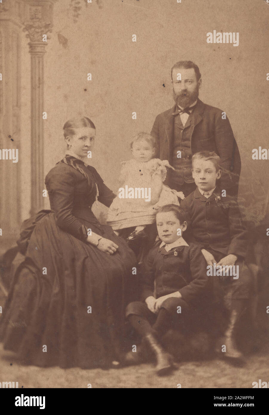 Image numérique - Portrait de famille de la famille Kemp, Melbourne, vers 1886, portrait de famille de Frédéric Kemp, Emma Frances Kemp et les enfants, Melbourne, vers 1886 Frederick Kemp debout à l'arrière, Emma Frances Kemp (née Lanham) sur la gauche, Walter à droite, Bertie (Herbert William) à l'avant, et Florrie (Florence Eliza) au milieu. Florrie est né en 1886, donc la photo est soit 1886 ou 1887. Walter est né en 1876 et Bertie en 1878. Kemp a été astronome adjoint Banque D'Images