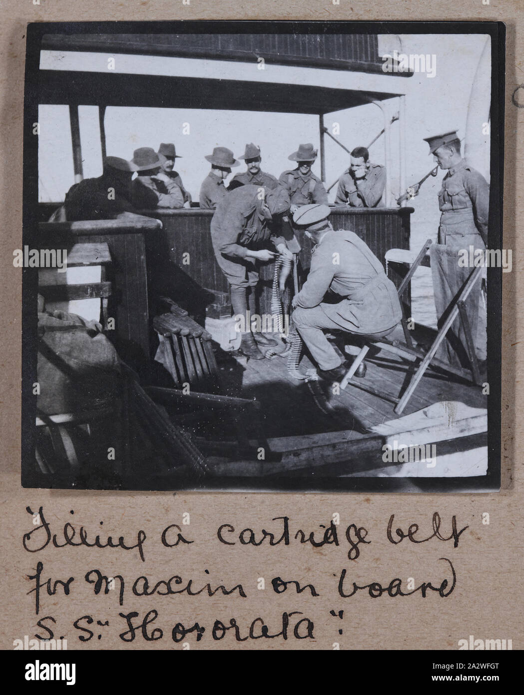 Photographie - Remplissage d'une cartouche 'ceinture', le capitaine Edward Albert McKenna, la Première Guerre mondiale, 1914-1915, l'une des 139 photos dans un album à partir de la Première Guerre mondiale, susceptibles d'avoir été prise par le capitaine Edward Albert McKenna. Les photos : le 7e Bataillon de la formation dans le Camp Mena, l'Égypte, et des visites. Image représentant un groupe d'hommes à bord d'un transport de troupes de la courroie d'une cartouche de remplissage Banque D'Images
