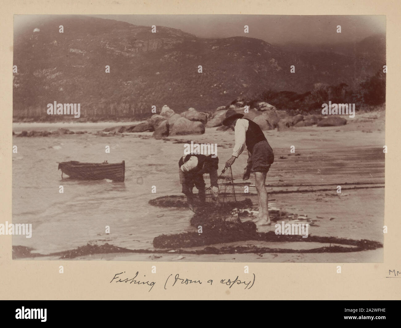 Photographie - 'Fishing', Flinders Island, 1893, l'un des soixante-neuf noir et blanc et photographies sépia dans un album relié [6] sont mal prises par un J Campbell lors d'un Field Naturalists' Club of Victoria de savants dans le groupe d'îles Furneaux, le détroit de Bass, en novembre1893 Banque D'Images