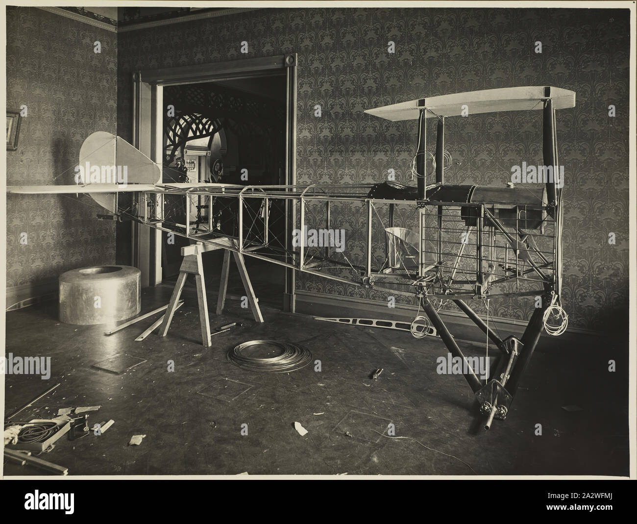 Photographie - Fuselage de Basil Watson est un biplan construit partiellement dans la maison familiale, Elsternwick, Victoria, 1916, partie d'un album de photographies commémoratives produites par les studios de Sears, Melbourne, documentant le travail de basilic dans la construction d'un biplan Watson chez lui, 'Foilacleugh' dans Elsternwick, Victoria, au cours de 1916, et la suite de son accident mortel au large de Point Cook le 28 mars 1917. Le biplan était basé sur la conception du Sopwith Pup Banque D'Images