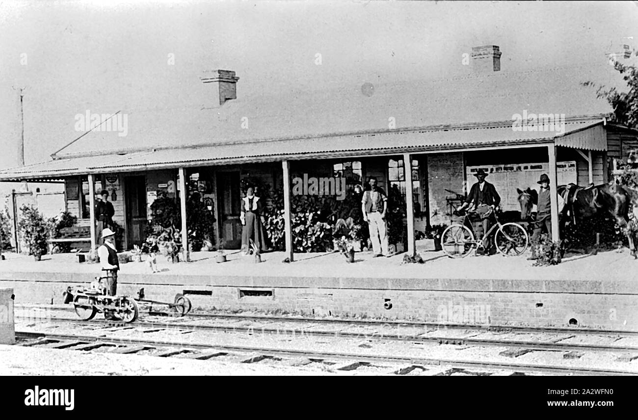 Négatif - les personnes à la gare la Tourello, Tourello, Victoria, 1908, la Tourello Gare. Un homme se tient avec un chariot sur les lignes de chemin de fer alors qu'un certain nombre de personnes, dont une avec un vélo et un autre avec un cheval, se placer sur la plate-forme Banque D'Images