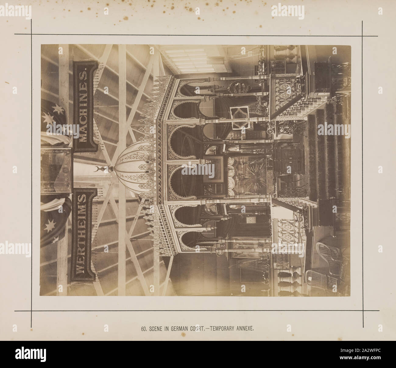 Photographie - tribunal allemand, l'annexe, bâtiment d'exposition temporaire, 1880-1881, Vue du pavillon affichant Wertheim machines à coudre dans la juridiction allemande dans le centre de l'annexe temporaire sur le côté est de l'annexe temporaire au Melbourne International 1880 Exposition présentée à l'exposition des bâtiments, jardins Carlton, entre le 1er octobre 1880 et le 30 avril 1881. En plus de la principale exposition permanente des capacités, deux annexes ainsi qu'un grand Banque D'Images