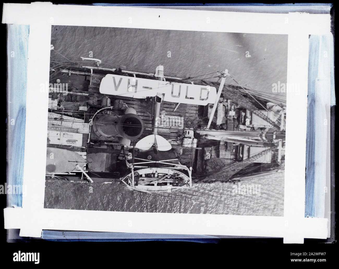 Négatif sur verre - Baril Voir de spongieuse Seaplane VH-ULD, le banc BANZARE Voyage 1, l'Antarctique, 1929-1930, noir et blanc, Négatif sur verre de la Spongieuse Seaplane VH-ULD, le banc BANZARE Voyage 1, de l'Antarctique. L'une des 328 images dans divers formats, y compris des œuvres d'art, des photographies, diapositives et négatifs sur verre Banque D'Images