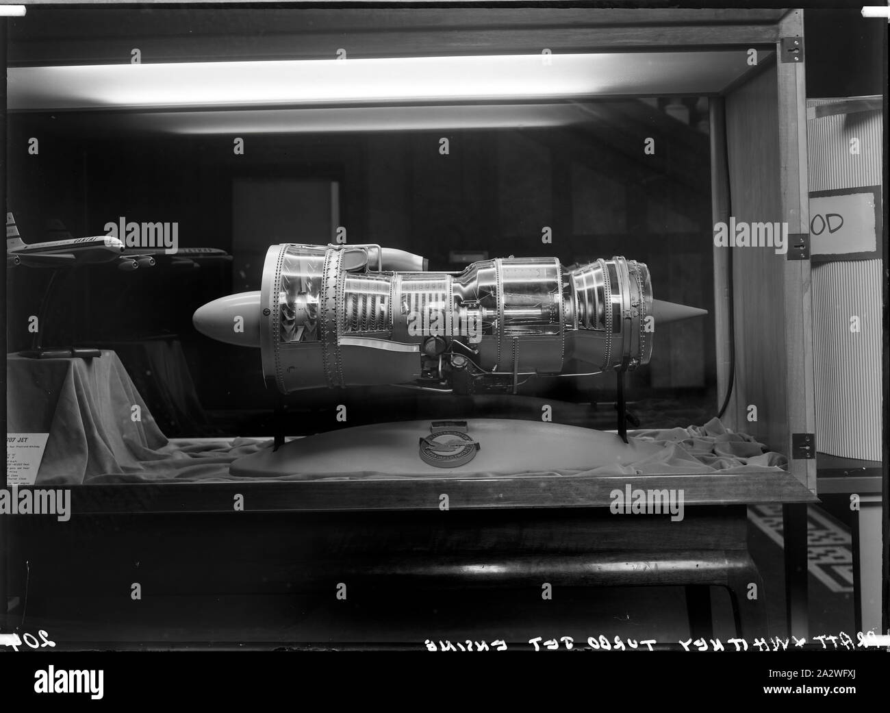Négatif sur verre - Pratt & Whitney moteur Turbo Jet, le Musée des sciences (Science Museum), Melbourne, vers 1950, photographie de Pratt & Whitney moteur Turbo Jet au Musée des sciences appliquées, Swanston Street, vers 1950 Banque D'Images