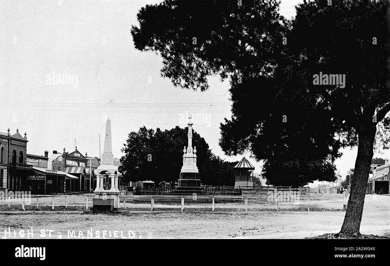 Négatif - Mansfield, Victoria, 1917, le commercial hotel, deux monuments aux morts ( ?) et d'une rotonde dans la rue principale, Mansfield Banque D'Images