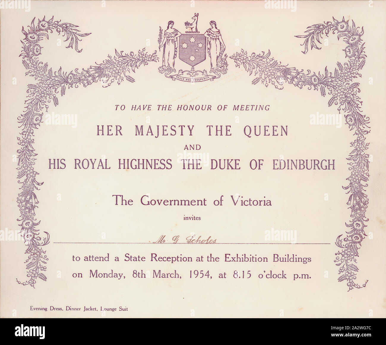 Invitation - la réception de l'État, la reine Elizabeth II et le duc d'Édimbourg, Melbourne, 8 mars 1954, l'invitation adressée à M. G Scholes d'assister à une soirée de réception de l'État pour Sa Majesté la Reine Elizabeth II et Son Altesse Royale le duc d'Édimbourg à l'exposition le lundi 8 mars 1954. La princesse Elizabeth est en route vers l'Australie en 1952, lorsqu'elle entendu des nouvelles que son père, le roi George VI, était mort. Son voyage avait été réduit, mais lorsqu'elle a rendu à l'Australie deux ans plus tard, elle était maintenant la reine Elizabeth Banque D'Images
