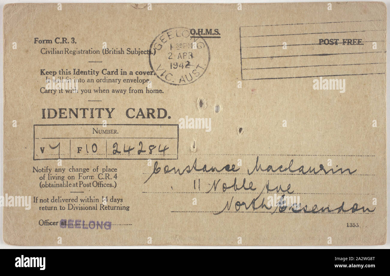 - Carte d'identité délivrée à Constance Maclaurin, Commonwealth of Australia, 1942, carte d'identité délivrée à Constance Maclaurin (née Duffell) en 1942. Ce type de carte a été émise pour les sujets britanniques qui étaient des civils. Pendant la Seconde Guerre mondiale, tout le monde en Australie a été émis avec une carte d'identité personnelle et était tenu de signaler tout changement d'adresse au gouvernement. Ces cartes ont été particulièrement important dans l'identification et de surveillance des étrangers (résidents non citoyens Banque D'Images