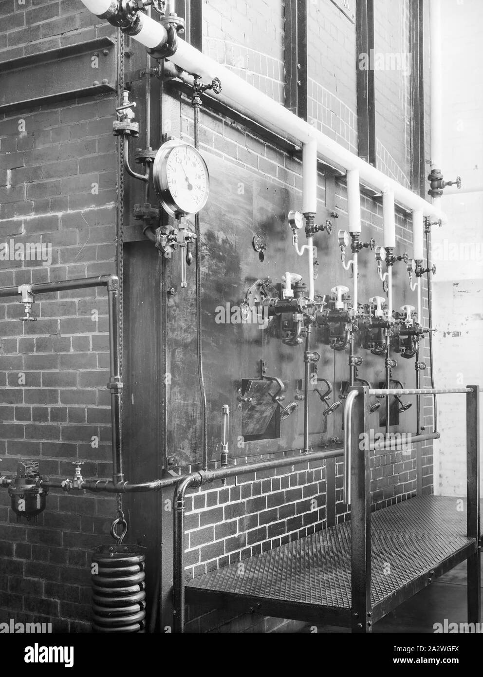 Négatif, chaufferie, Abbotsford, en usine, avant 1949 film négatif noir et blanc d'un groupe de tuyaux, soupapes et de mètres dans la salle des chaudières de la centrale à l'usine Kodak Australasia Pty Ltd à Abbotsford. Ce négatif fait partie de la collection du patrimoine de produits Kodak, du matériel promotionnel, des photographies et de la vie professionnelle artefacts recueillis de Kodak Australasia Pty Ltd en 2005, quand l'usine de fabrication de Melbourne à Guanaco fermé Banque D'Images