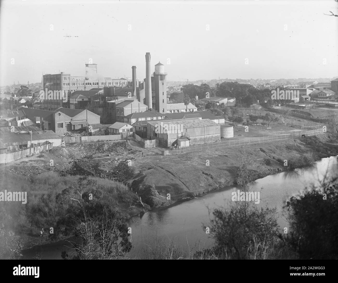 Négatif sur verre, l'usine d'Abbotsford à travers la rivière Yarra, vers les années 1940, en noir et blanc, Négatif sur plaque de verre de l'usine Kodak Australasia Pty Ltd à Abbotsford, vue oblique de l'autre côté de la rivière Yarra, vers les années 1940. Cela montre divers entrepôts et dépendances d'une grande zone d'ordures et de détritus sur le rives supérieures de la rivière. Les plus grands bâtiments de l'usine et des cheminées sont à l'arrière-plan. C'est l'un des 5 négatifs en verre contenue dans une boîte. 11 Banque D'Images