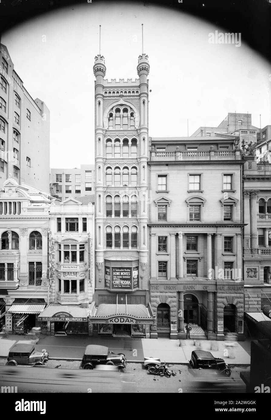 Négatif sur verre, l'extérieur du bâtiment, George Street, Sydney, vers 1930, en noir et blanc négatif sur verre pleine plaque du Kodak Australasia Pty Ltd building sur la rue George St, Sydney, Nouvelle-Galles du Sud, vers 1930. Cette vue montre la rue oblique haute voisins augmente, de voitures stationnées le long de la rue, et le flou des voitures en mouvement et les gens pas tout à fait capté dans le temps d'exposition plus long. collection de produits, matériel de promotion Banque D'Images