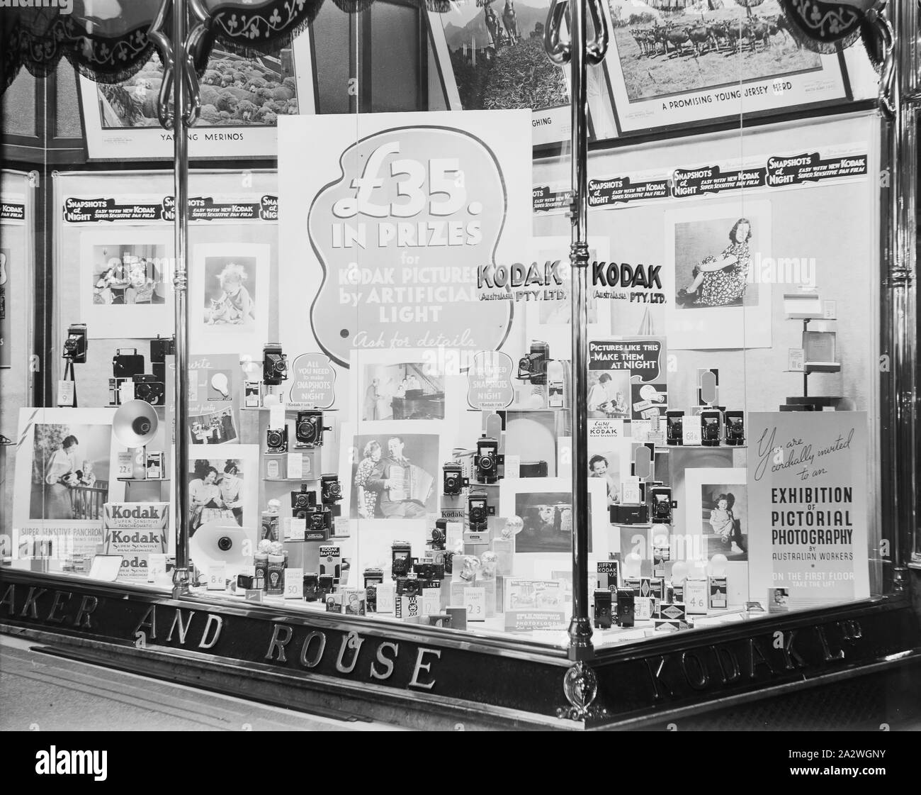 Négatif sur verre, des passants, l'affichage de nuit 'instantanés', George  St, Sydney, 1933-1936, noir et blanc, 1/4 de plaque négatif sur verre de  l'affichage à l'attention des passants de Sydney à Kodak