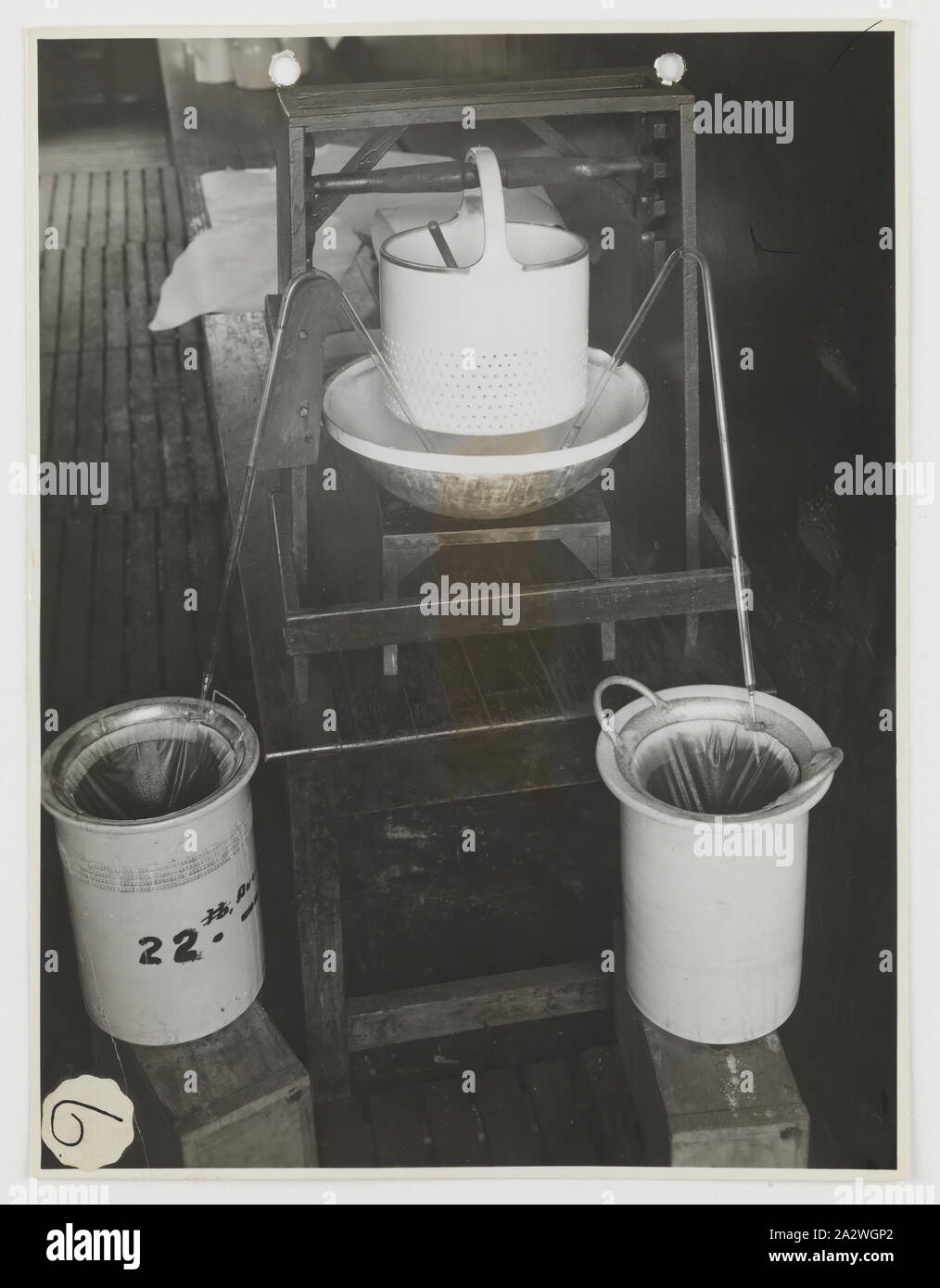 Photographie de transvasement, Solution finale, le nitrate d'Dept, Abbotsford, vers 1940, photographie en noir et blanc avec le siphonage de nitrate d'argent dans l'usine Kodak Australasia Pty Ltd, Abbotsford. L'image est numéro 6 dans une série avec ce ministère et ses équipements. collection de produits, de matériel publicitaire, photographies et objets de la vie professionnelle, lorsque la fabrication de Melbourne Banque D'Images