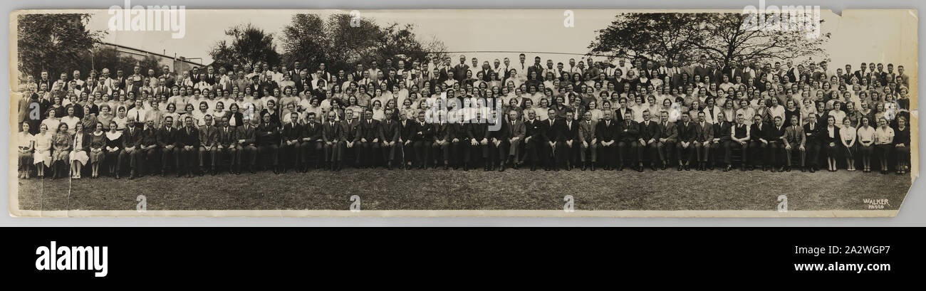 Photographie panoramique, Portrait Personnel, Abbotsford, Victoria, 1934, Noir et blanc, portrait personnel panoramique prise à l'usine Kodak Australasia Pty Ltd, Abbotsford, 1934. Cette photographie appartenait à Ian 'Charlie' Yelland, qui a travaillé pour l'Émulsion Kodak Australasia Ministère depuis 46 ans, prenant sa retraite en 1978. Représenté à la première rangée, de gauche à droite : 5e - Meg Ruain (commis-comptable Banque D'Images