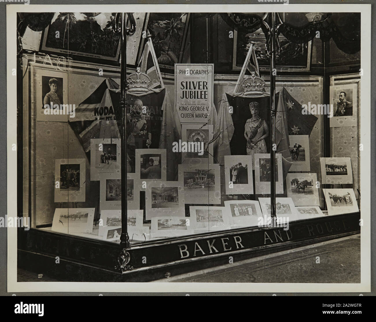 Photographie - Kodak, des passants, l'affichage 'commémorant le jubilé d'argent', vers 1934-1936, des passants afficher 'commémorant le jubilé d' montrant différentes images du roi George V et la reine Mary. L'une des cinquante-six photographies dans un album illustrant Australasia Pty Ltd Kodak shop/fenêtre affiche depuis le milieu des années 1930. En général Windows produits en vedette promotions pour film ou des appareils photo, ainsi que des expositions de photos pour attirer les foules au magasin. Les expositions tm Banque D'Images