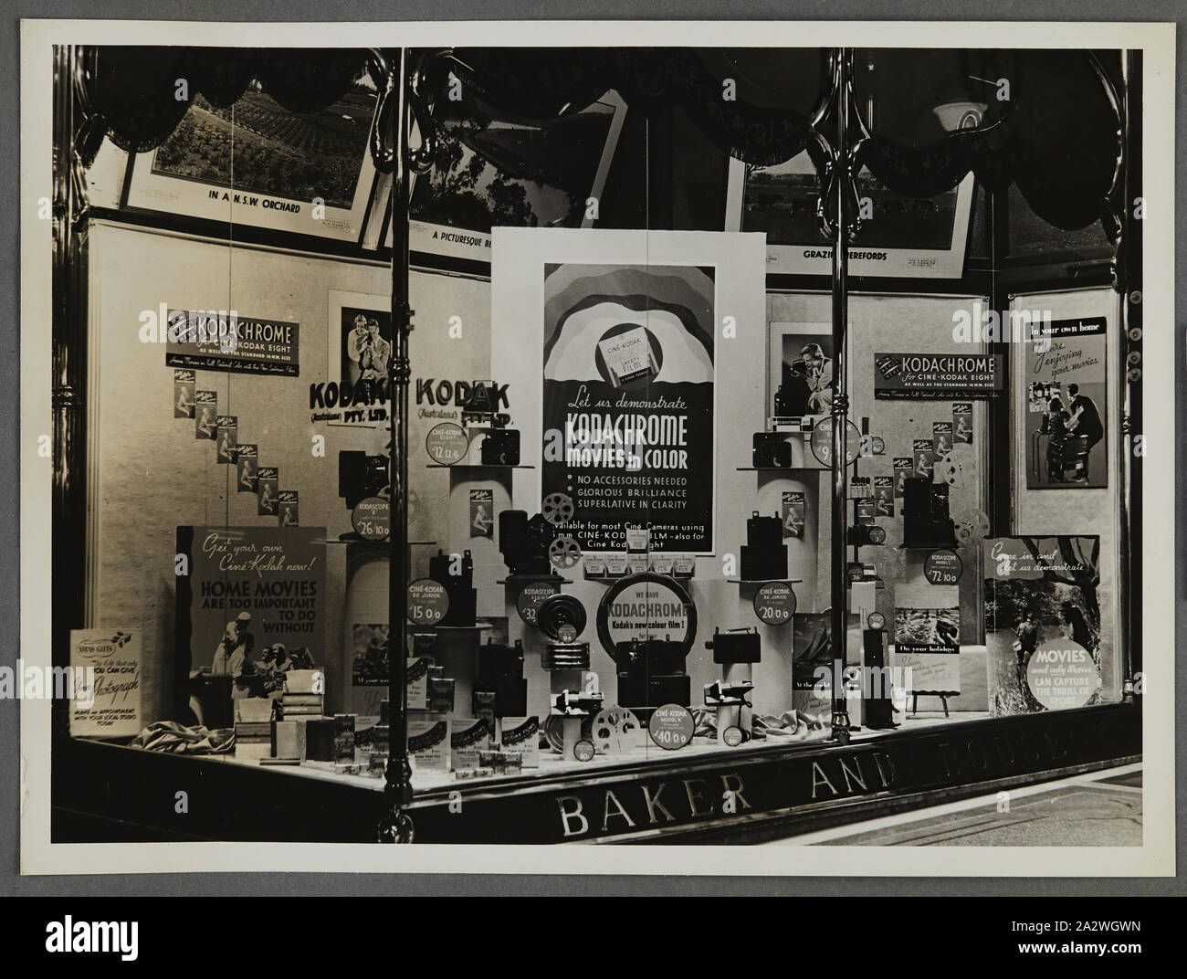 Photographie - Kodak, des passants, l'affichage 'Laissez-nous démontrer dans les films Kodachrome couleur', vers 1934-1936, des passants afficher 'Laissez-nous démontrer les films Kodachromes en couleur montrant des caméras, des photographies, des accessoires et de l'équipement photographique. L'une des cinquante-six photographies dans un album illustrant Australasia Pty Ltd Kodak shop/fenêtre affiche depuis le milieu des années 1930. En général Windows produits en vedette promotions pour film ou des appareils photo, ainsi que des expositions de photos pour attirer les foules au magasin Banque D'Images