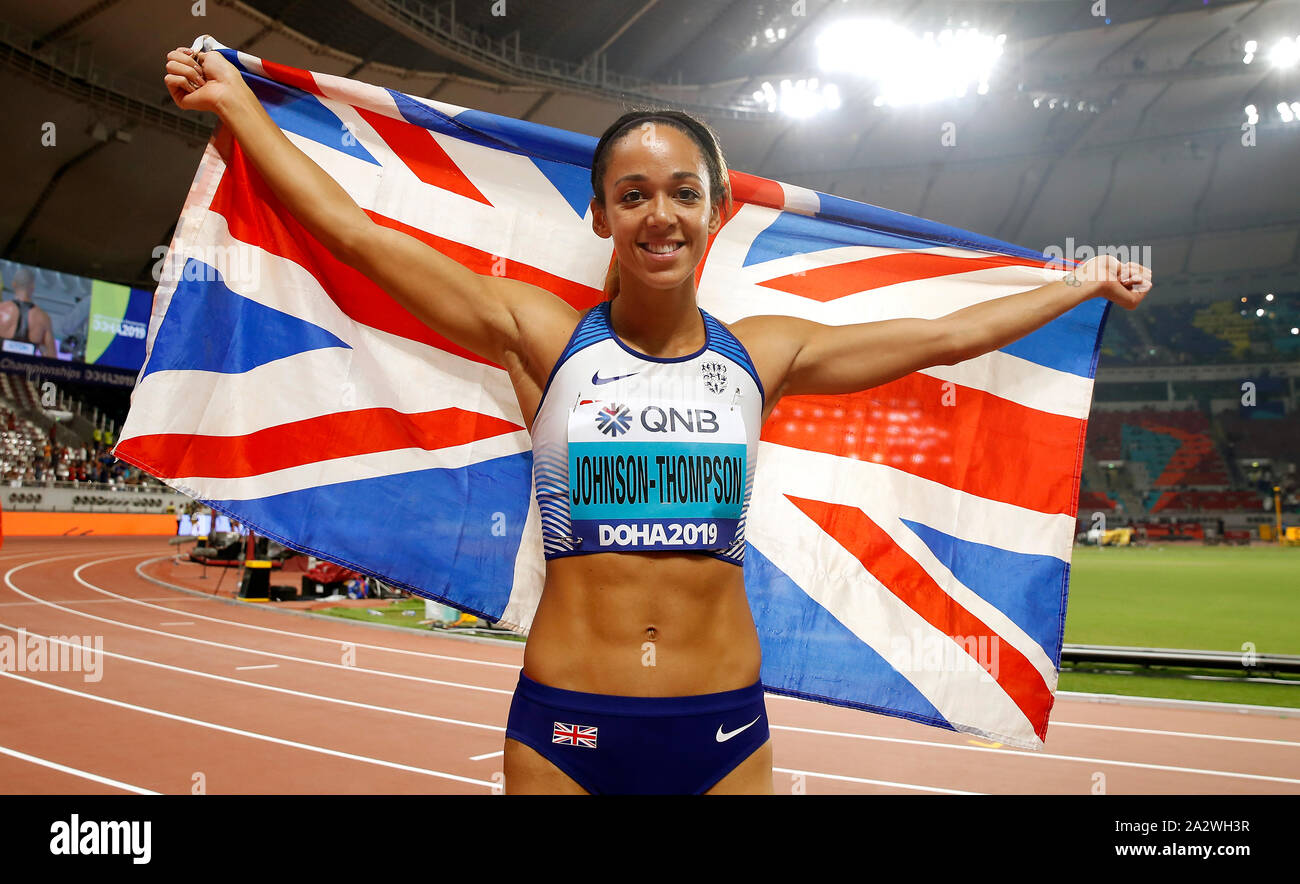 La Grande Bretagne Johnson-Thompson Katarina célèbre remportant la médaille d'or en heptathlon après avoir remporté le 800m au jour 7 des Championnats du monde IAAF au Khalifa International Stadium, Doha, Qatar. Banque D'Images