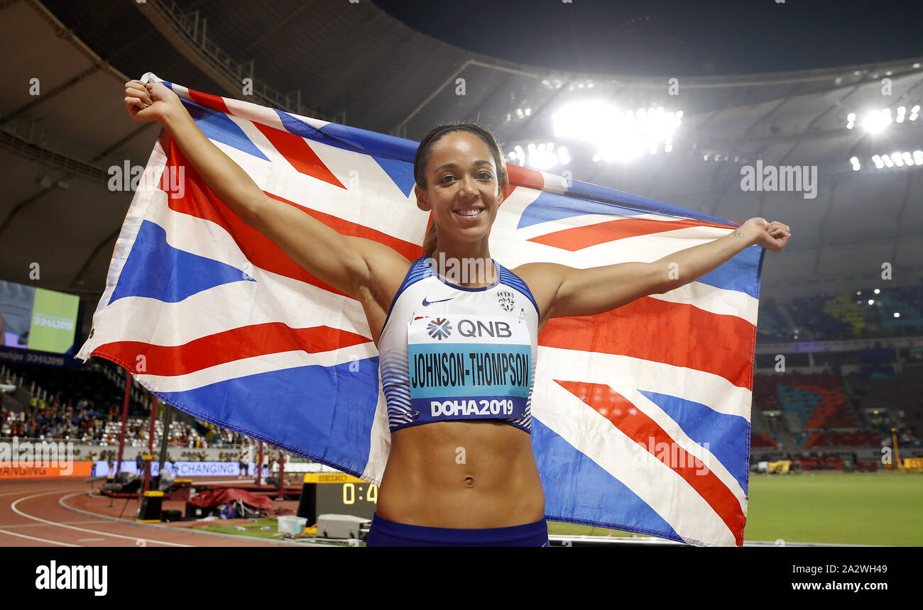 La Grande Bretagne Johnson-Thompson Katarina célèbre remportant la médaille d'or en heptathlon après avoir remporté le 800m au jour 7 des Championnats du monde IAAF au Khalifa International Stadium, Doha, Qatar. Banque D'Images