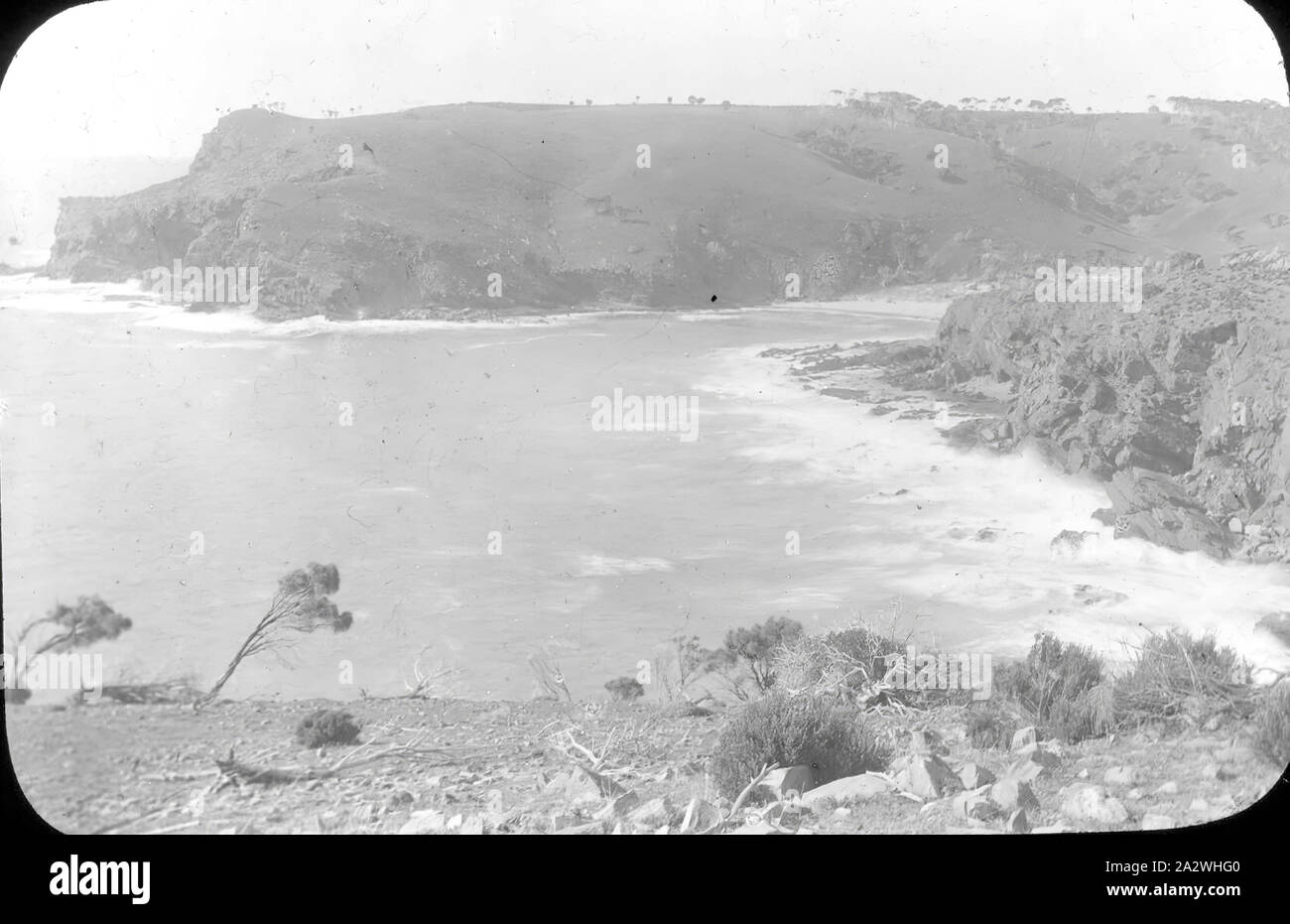 - Diapositive sur scène côtière, l'Australie, date inconnue, image en noir et blanc des falaises et une tête de pont photographié par A.J. Campbell Banque D'Images
