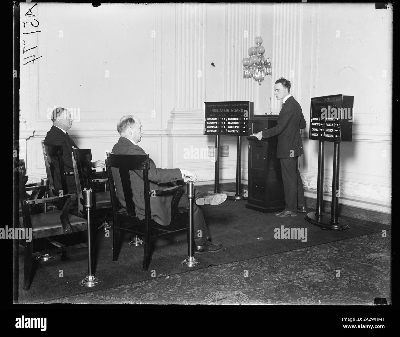 Représentant ... (À gauche) et R.N. Ellio... de Ind. démontrant ... machine de vote inventé ... de chaque membre de l ... par voie électronique ... ... Banque D'Images