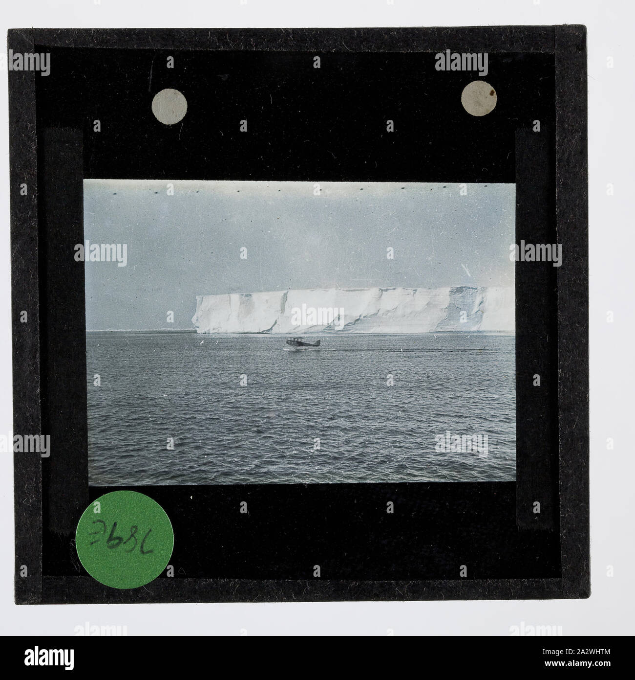 Diapositive - Spongieuse Seaplane VH-ULD sur flotteurs, de décoller sur l'eau libre, le banc BANZARE Voyage 2, l'Antarctique, 1930-1931, de diapositive sur le De Havilland Gypsy Moth VH-ULD du bateau Découverte de décoller sur l'eau ouverte. L'une des 328 images dans divers formats, y compris des œuvres d'art, des photographies, diapositives et négatifs sur verre Banque D'Images